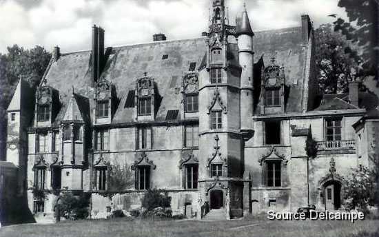60 Beauvais Cour Interieure du Palais de Justice.jpg